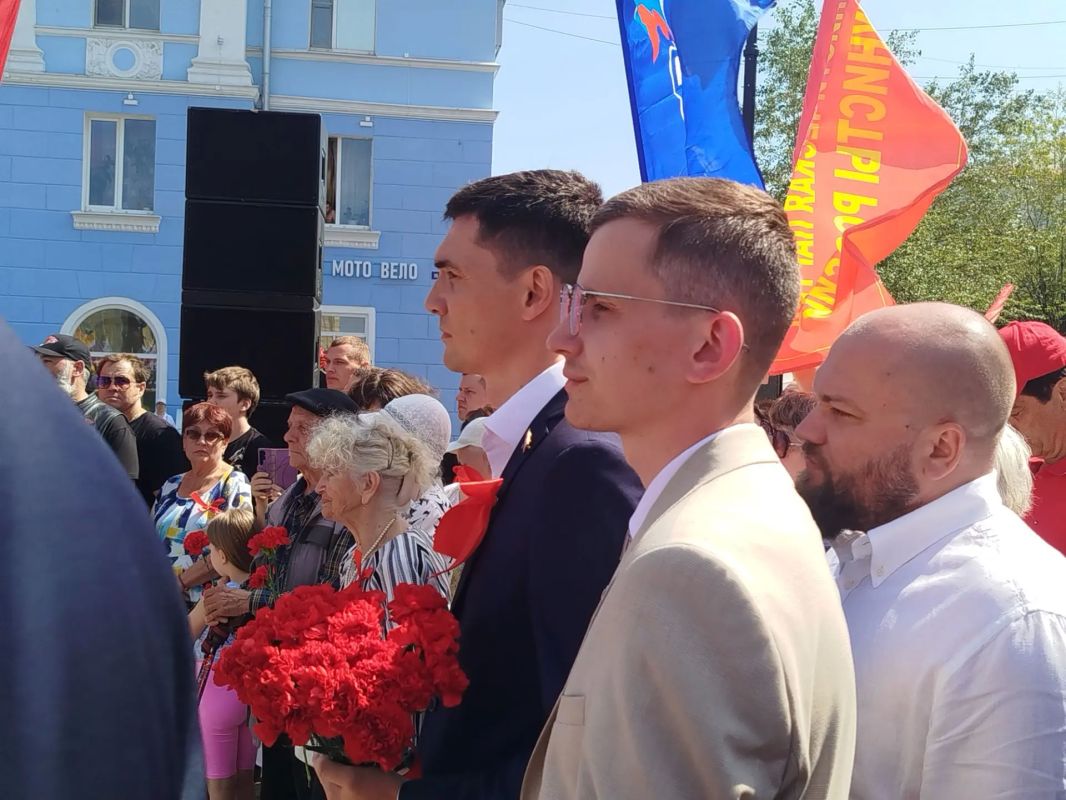 Прямо сейчас в Череповце проходит торжественная церемония открытия монумента с фигурами Иосифа Сталина и Ивана Бардина ВЕСТИ35.РФ готовят для вас сюжет с места событий! Оставайтесь с нами Прямо сейчас в Череповце проходит торжественная церемония открытия монумента с фигурами Иосифа Сталина и Ивана Бардина ВЕСТИ35.РФ готовят для вас сюжет с места событий! Оставайтесь с нами