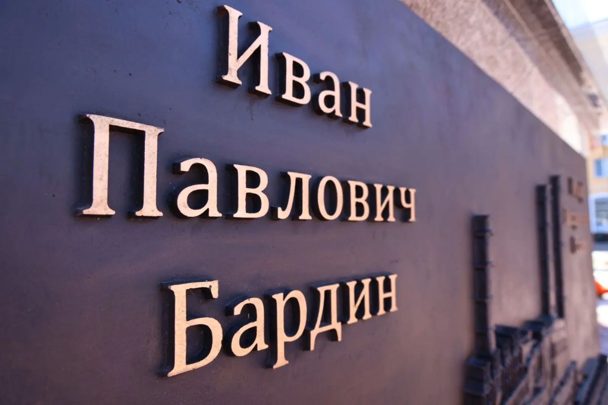 Георгий Филимонов: Вместе с установкой памятника преобразили и прилегающее пространство — обновили плиточное покрытие сквера, оформили клумбы и высадили цветы, появились удобные скамейки Георгий Филимонов: Вместе с установкой памятника преобразили и прилегающее пространство — обновили плиточное покрытие сквера, оформили клумбы и высадили цветы, появились удобные скамейки