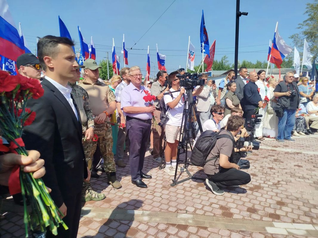 Прямо сейчас в Череповце проходит торжественная церемония открытия монумента с фигурами Иосифа Сталина и Ивана Бардина ВЕСТИ35.РФ готовят для вас сюжет с места событий! Оставайтесь с нами Прямо сейчас в Череповце проходит торжественная церемония открытия монумента с фигурами Иосифа Сталина и Ивана Бардина ВЕСТИ35.РФ готовят для вас сюжет с места событий! Оставайтесь с нами