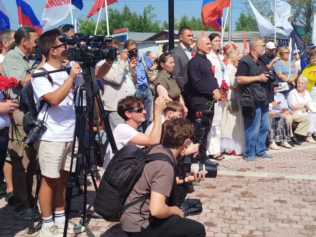 Прямо сейчас в Череповце проходит торжественная церемония открытия монумента с фигурами Иосифа Сталина и Ивана Бардина ВЕСТИ35.РФ готовят для вас сюжет с места событий! Оставайтесь с нами Прямо сейчас в Череповце проходит торжественная церемония открытия монумента с фигурами Иосифа Сталина и Ивана Бардина ВЕСТИ35.РФ готовят для вас сюжет с места событий! Оставайтесь с нами