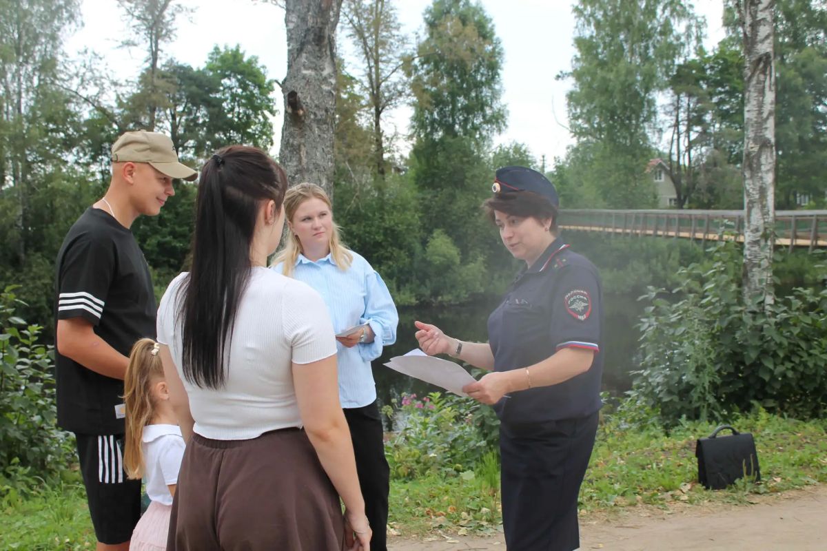 В рамках Всероссийской акции «Каникулы с общественным советом» инспектор по делам несовершеннолетних МО МВД России «Бабаевский» вместе с членом общественного совета Марией Бузенковой провели профилактические беседы с детьми... В рамках Всероссийской акции «Каникулы с общественным советом» инспектор по делам несовершеннолетних МО МВД России «Бабаевский» вместе с членом общественного совета Марией Бузенковой провели профилактические беседы с детьми...