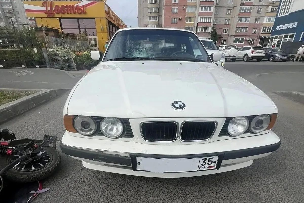 В Череповце водитель BMW сбил двух девочек-подростков на электровелосипеде