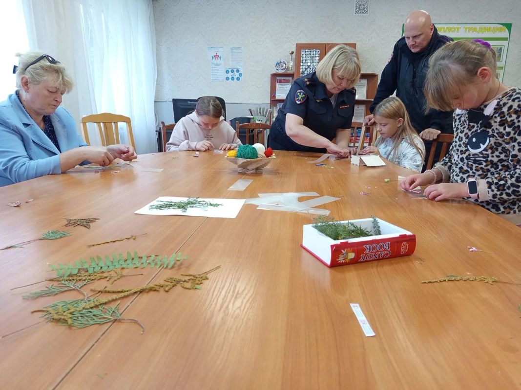 В Белозерске полицейские, ветераны и общественники поздравили ребятишек из центра помощи детям с началом учебного года В Белозерске полицейские, ветераны и общественники поздравили ребятишек из центра помощи детям с началом учебного года
