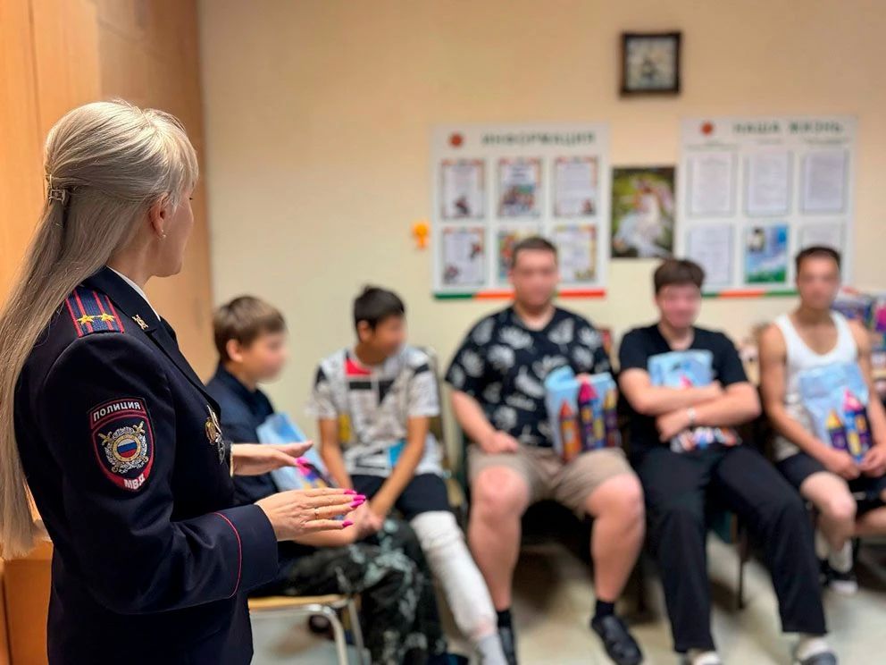 Начальник УМВД России «Вологда» и заместитель председателя Общественного совета при городском Управлении МВД поздравили с Днём знаний ребят, которые не смогли 1 сентября пойти в школу Начальник УМВД России «Вологда» и заместитель председателя Общественного совета при городском Управлении МВД поздравили с Днём знаний ребят, которые не смогли 1 сентября пойти в школу