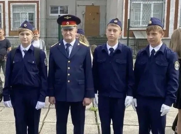 Сотрудники следственного управления по Вологодской области поздравили кадет профильных классов города Череповца с Днем знаний Сотрудники следственного управления по Вологодской области поздравили кадет профильных классов города Череповца с Днем знаний