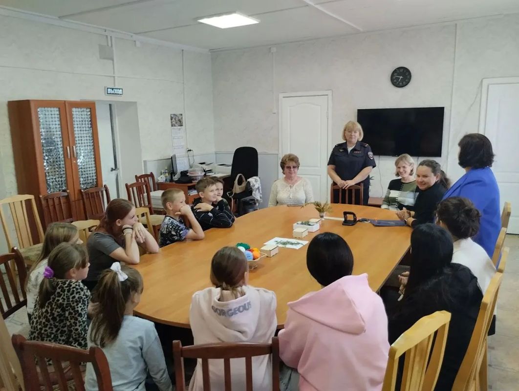 В Белозерске полицейские, ветераны и общественники поздравили ребятишек из центра помощи детям с началом учебного года В Белозерске полицейские, ветераны и общественники поздравили ребятишек из центра помощи детям с началом учебного года