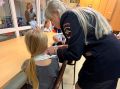 Начальник УМВД России «Вологда» и заместитель председателя Общественного совета при городском Управлении МВД поздравили с Днём знаний ребят, которые не смогли 1 сентября пойти в школу