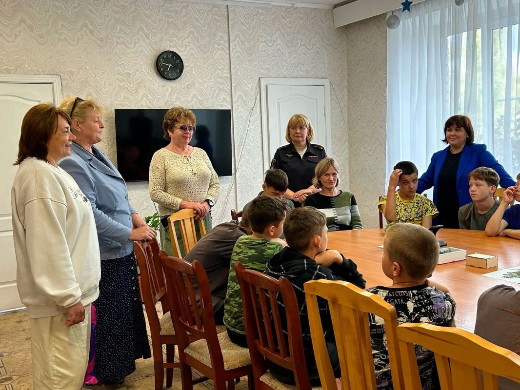 В Белозерске полицейские, ветераны и общественники поздравили ребятишек из центра помощи детям с началом учебного года В Белозерске полицейские, ветераны и общественники поздравили ребятишек из центра помощи детям с началом учебного года