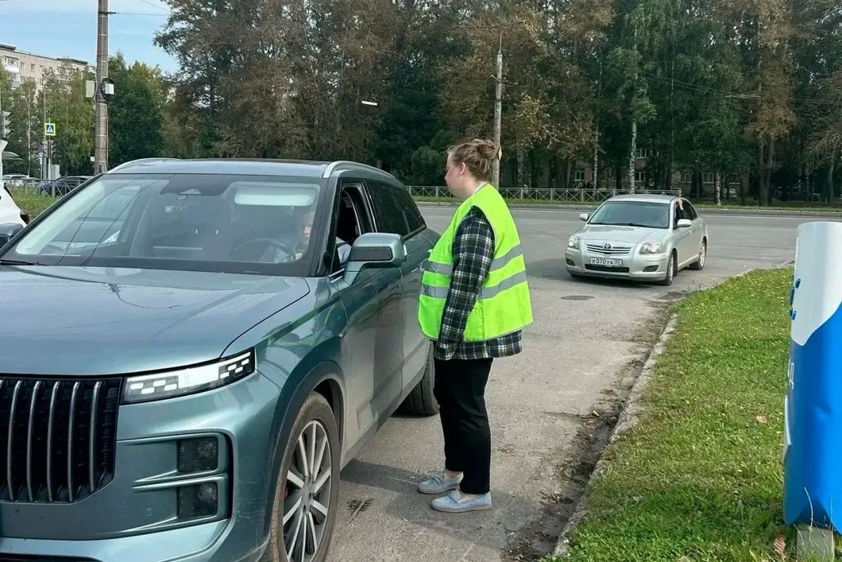 Волонтёры помогают водителям на АЗС Вологды и Череповца Волонтёры помогают водителям на АЗС Вологды и Череповца