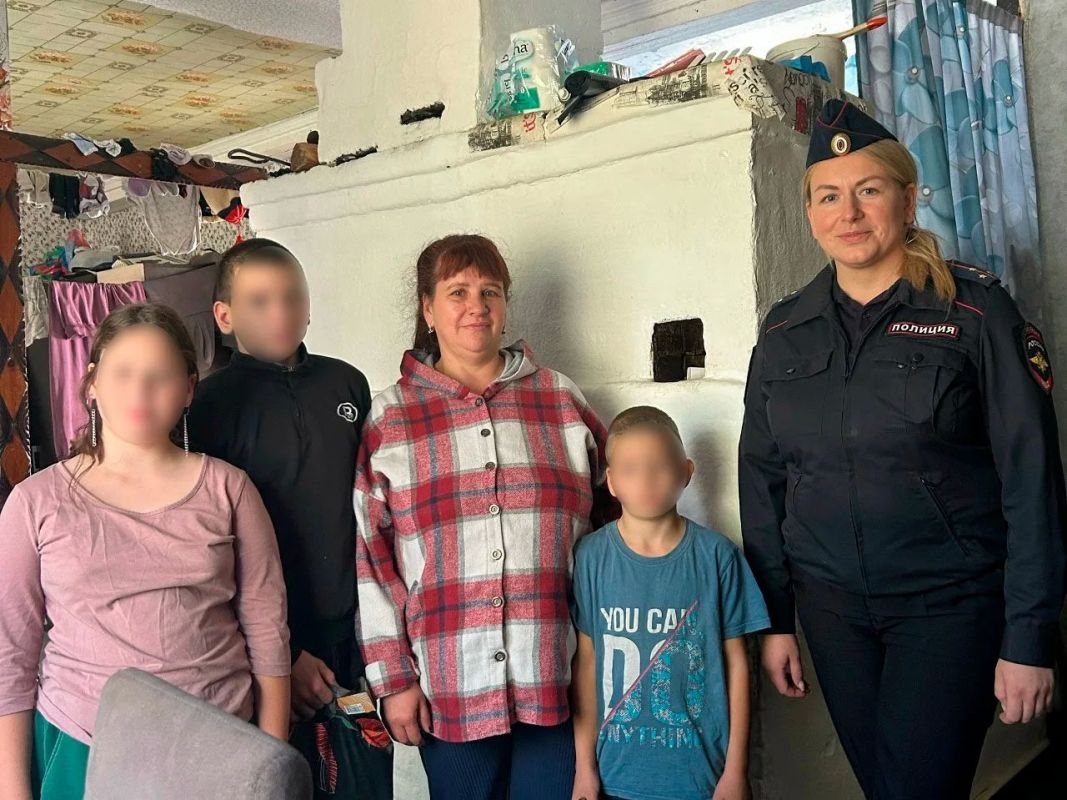 Полицейские Вологодской области принимают активное участие в акции «Помоги пойти учиться» Полицейские Вологодской области принимают активное участие в акции «Помоги пойти учиться»