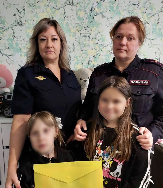 Полицейские Вологодской области принимают активное участие в акции «Помоги пойти учиться» Полицейские Вологодской области принимают активное участие в акции «Помоги пойти учиться»