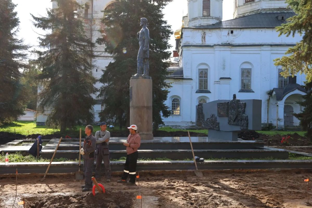 Георгий Филимонов: Заехали в сквер Землепроходцев и мореплавателей Георгий Филимонов: Заехали в сквер Землепроходцев и мореплавателей