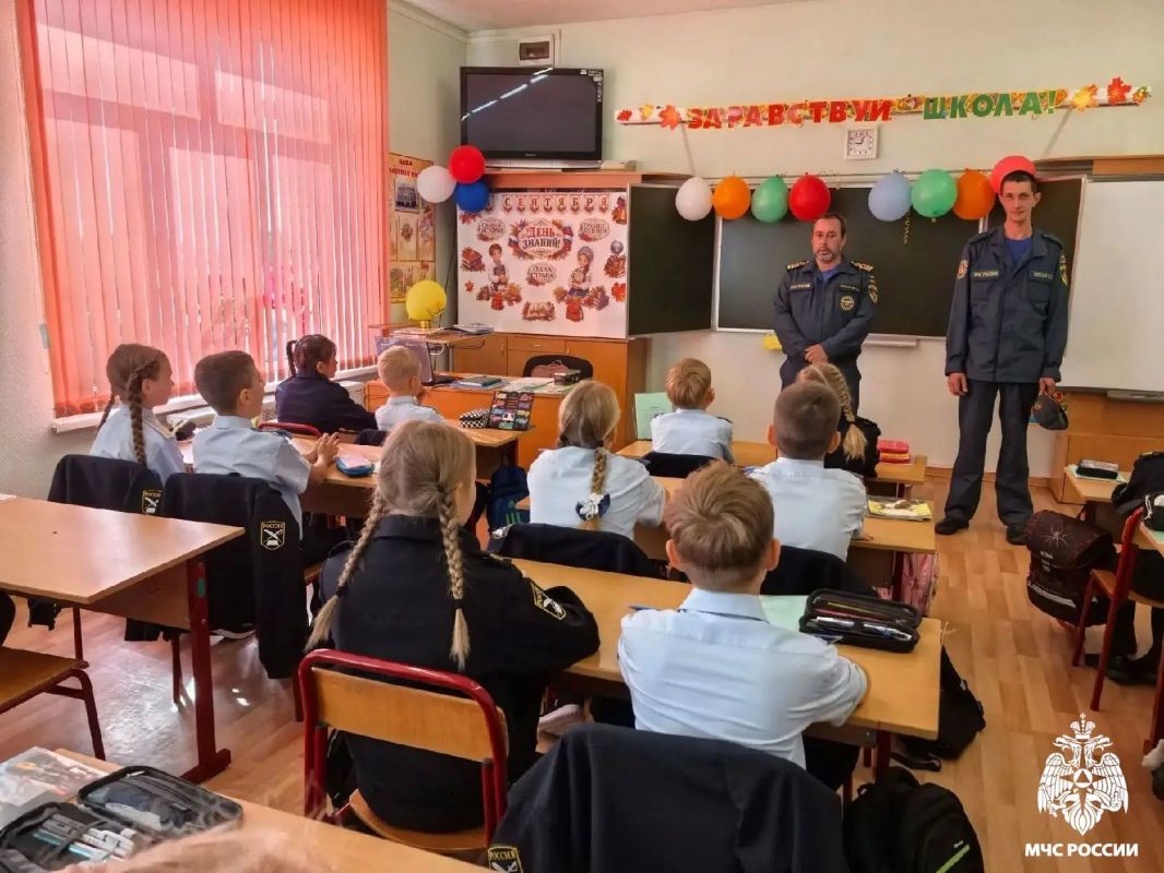 Сотрудники МЧС России начинают учебный год в школах Сотрудники МЧС России начинают учебный год в школах