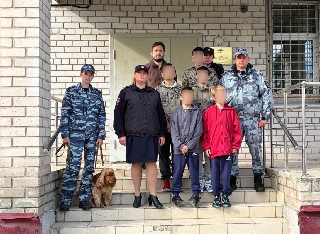 Воспитанники ЦВСНП познакомились со служебными собаками Воспитанники ЦВСНП познакомились со служебными собаками