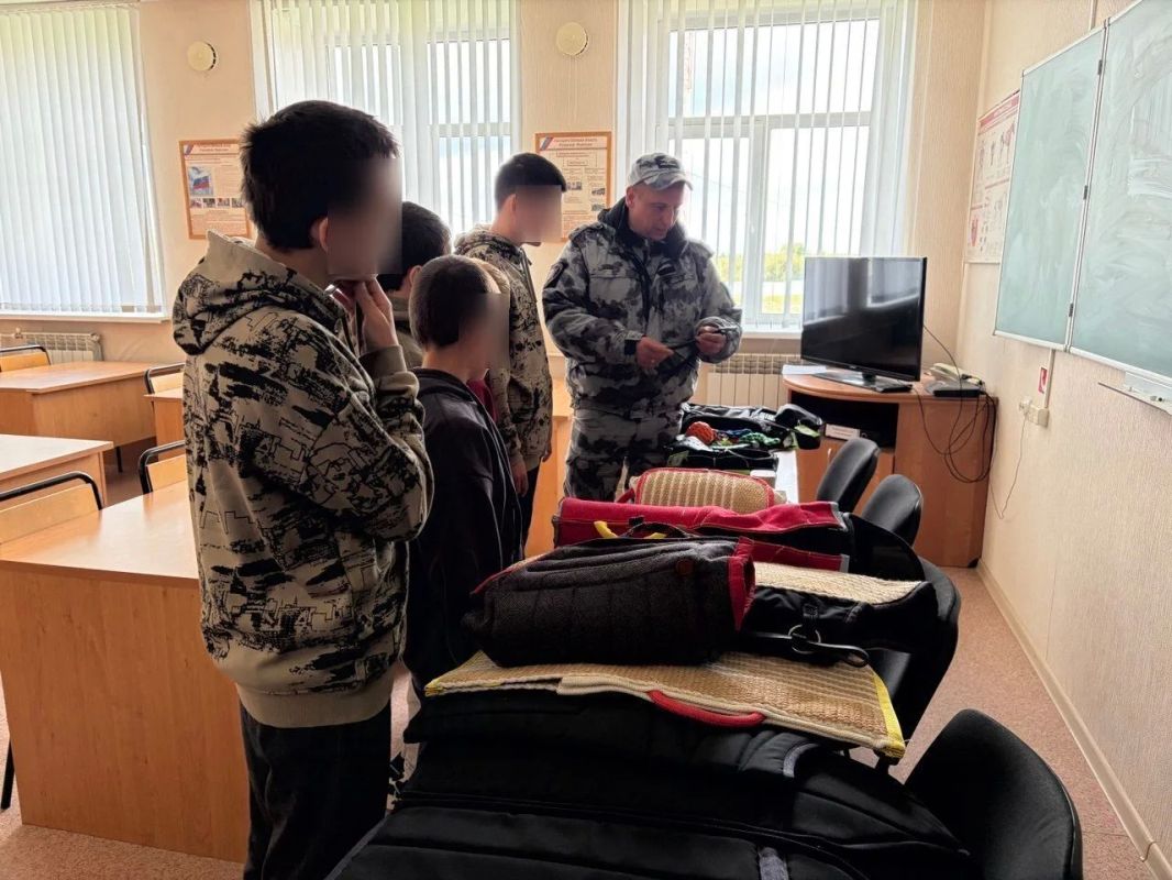 Воспитанники ЦВСНП познакомились со служебными собаками Воспитанники ЦВСНП познакомились со служебными собаками