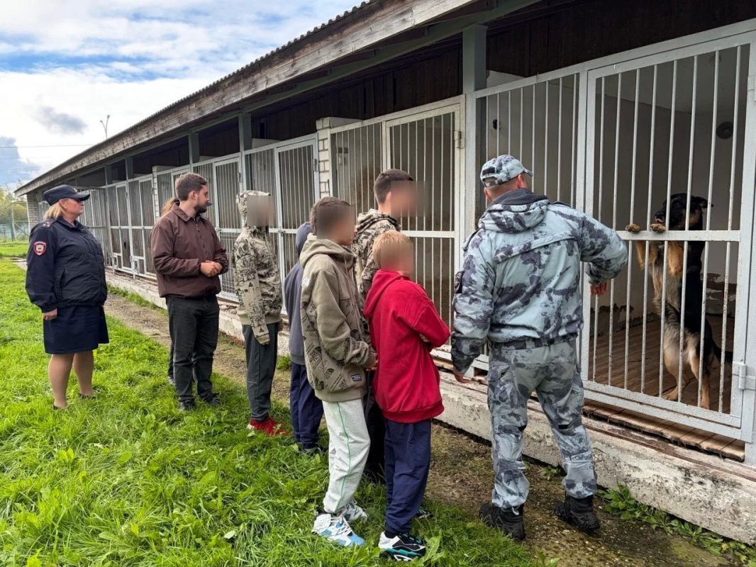 Воспитанники ЦВСНП познакомились со служебными собаками Воспитанники ЦВСНП познакомились со служебными собаками