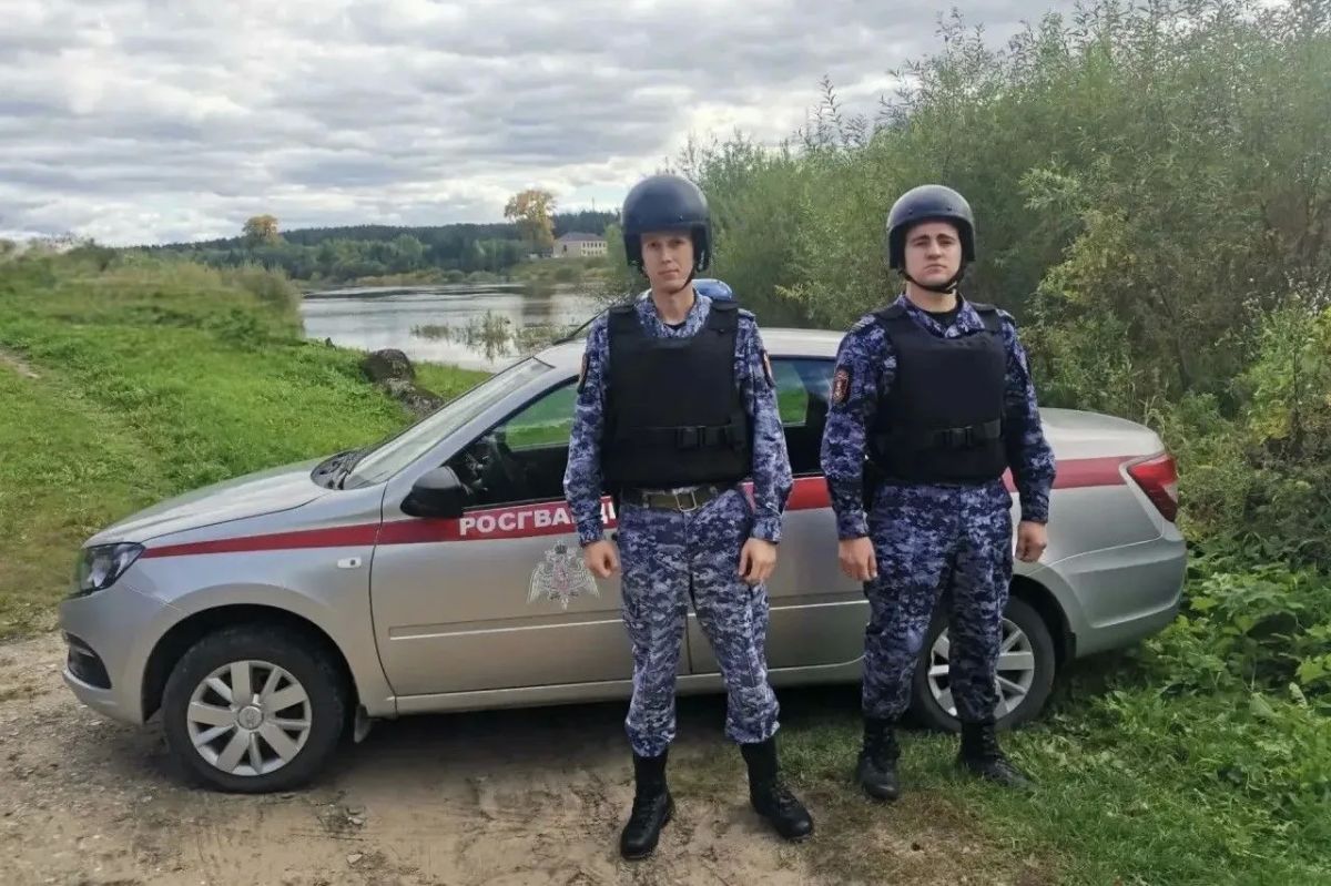 В Тотьме сотрудники Росгвардии спасли тонущего пенсионера