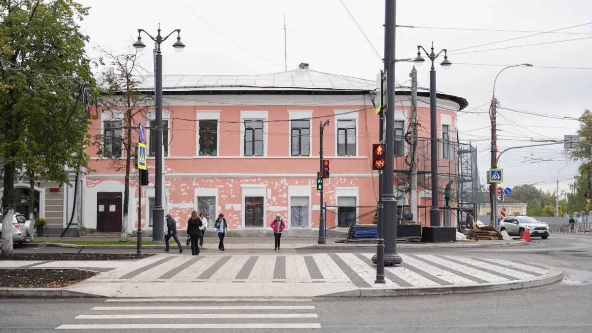 В Вологде приступили к покраске фасада вечерней школы В Вологде приступили к покраске фасада вечерней школы