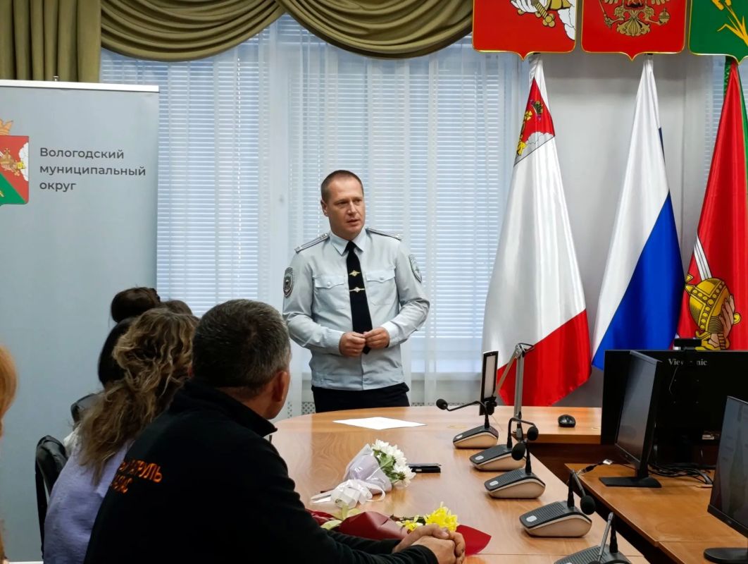 В Вологодском округе вручены удостоверения народным дружинникам В Вологодском округе вручены удостоверения народным дружинникам