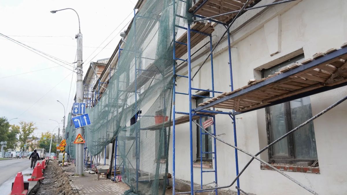В Вологде рабочие приступили к покраске фасада здания вечерней школы на Орлова