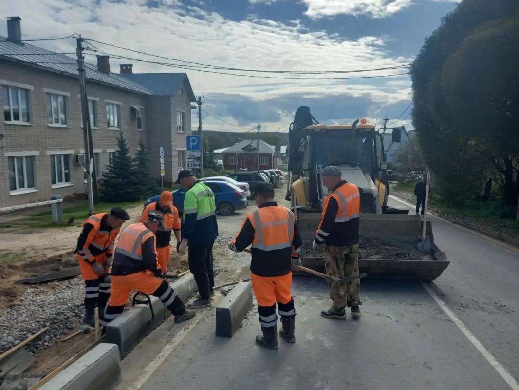 Дорогу пешеходам!. На ул. Первомайской в Верховажье стартовали работы по устройству участка тротуара протяженностью более 250 м. Сегодня специалисты устанавливают бортовые камни и готовят основание для укладки... Дорогу пешеходам!. На ул. Первомайской в Верховажье стартовали работы по устройству участка тротуара протяженностью более 250 м. Сегодня специалисты устанавливают бортовые камни и готовят основание для укладки...