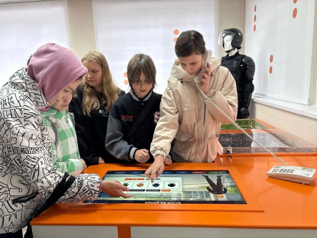 Школьники Череповца примерили полицейскую форму Школьники Череповца примерили полицейскую форму