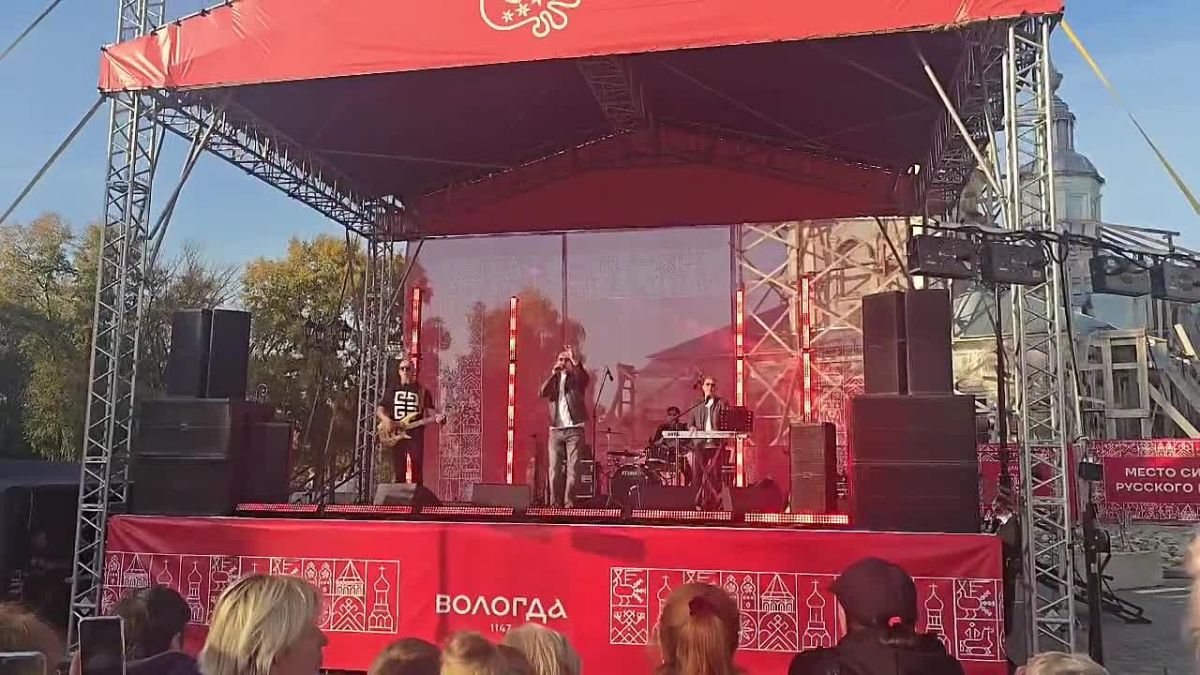 Прямо сейчас на Кремлевской площади. Начинается праздничный концерт в честь Дня образования Вологодской области!
