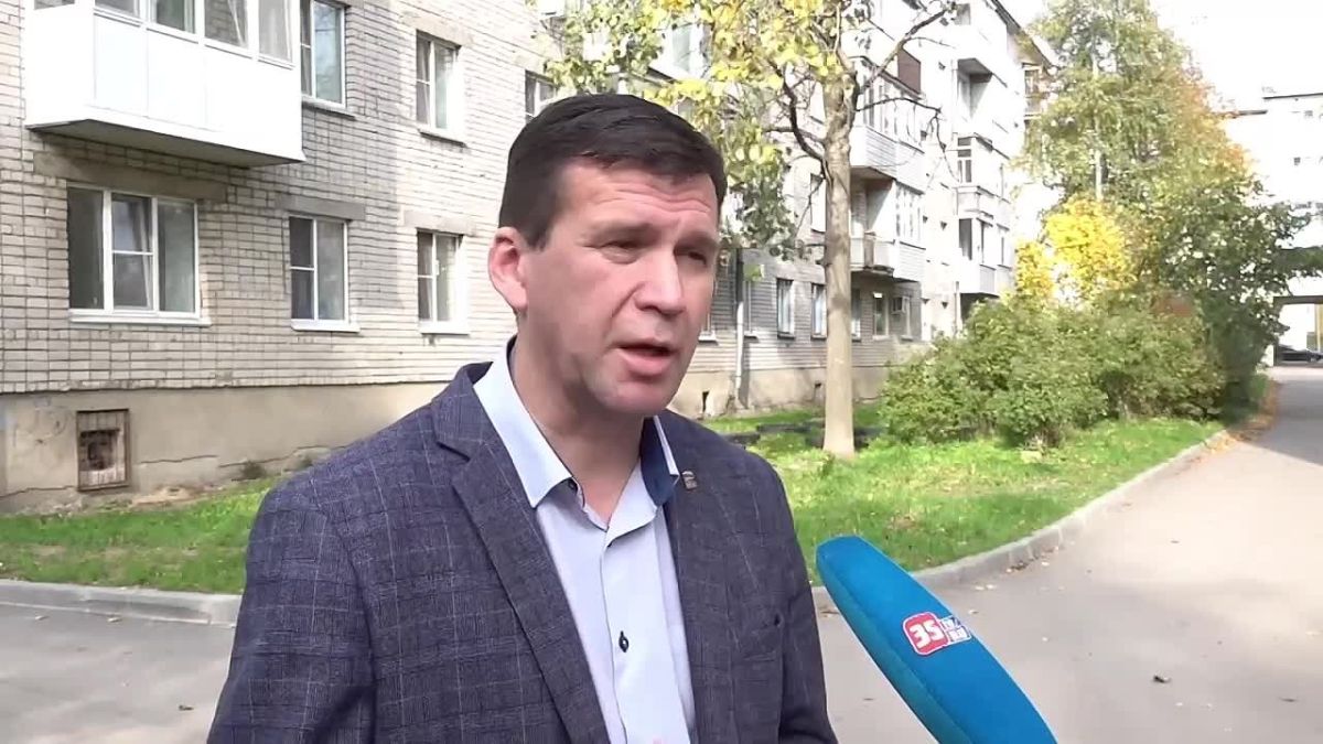 Глава Сокольского округа Сергей Рябинин отчитался перед губернатором Вологодской области Георгием Филимоновым о проводимой работе по улучшению качества горячей воды в центральной части города