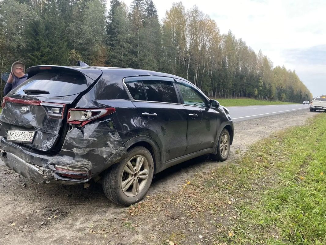 Два человека доставлены в больницу после столкновения трех автомобилей под Вологдой Два человека доставлены в больницу после столкновения трех автомобилей под Вологдой