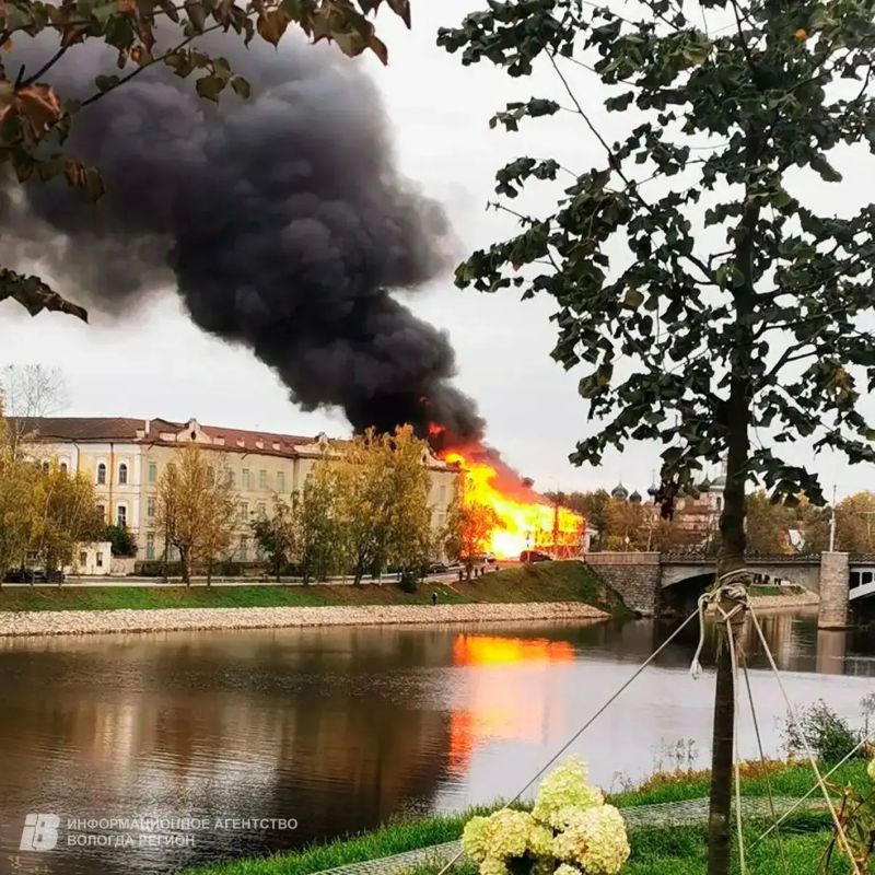 В Вологде сейчас горит нежилой двухэтажный дом на улице Чернышевского 2. На месте работают пожарные В Вологде сейчас горит нежилой двухэтажный дом на улице Чернышевского 2. На месте работают пожарные