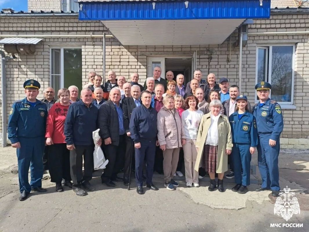 С Международным днём пожилого человека! С Международным днём пожилого человека!