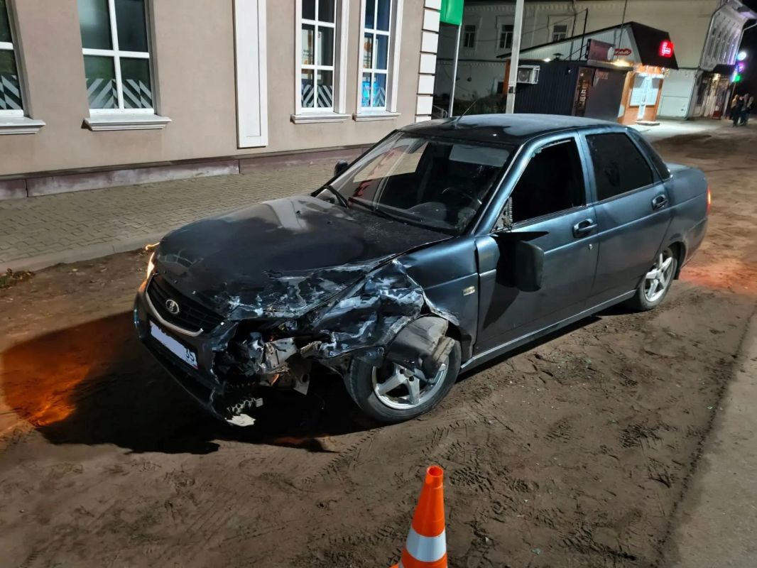 В Великоустюгском округе нарушитель совершил столкновение с патрульным автомобилем Госавтоинспекции В Великоустюгском округе нарушитель совершил столкновение с патрульным автомобилем Госавтоинспекции