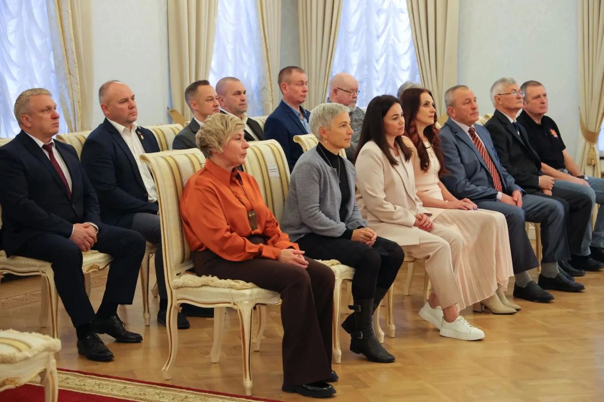 Георгий Филимонов вручил почетные знаки вологодским тренерам и наставникам Георгий Филимонов вручил почетные знаки вологодским тренерам и наставникам