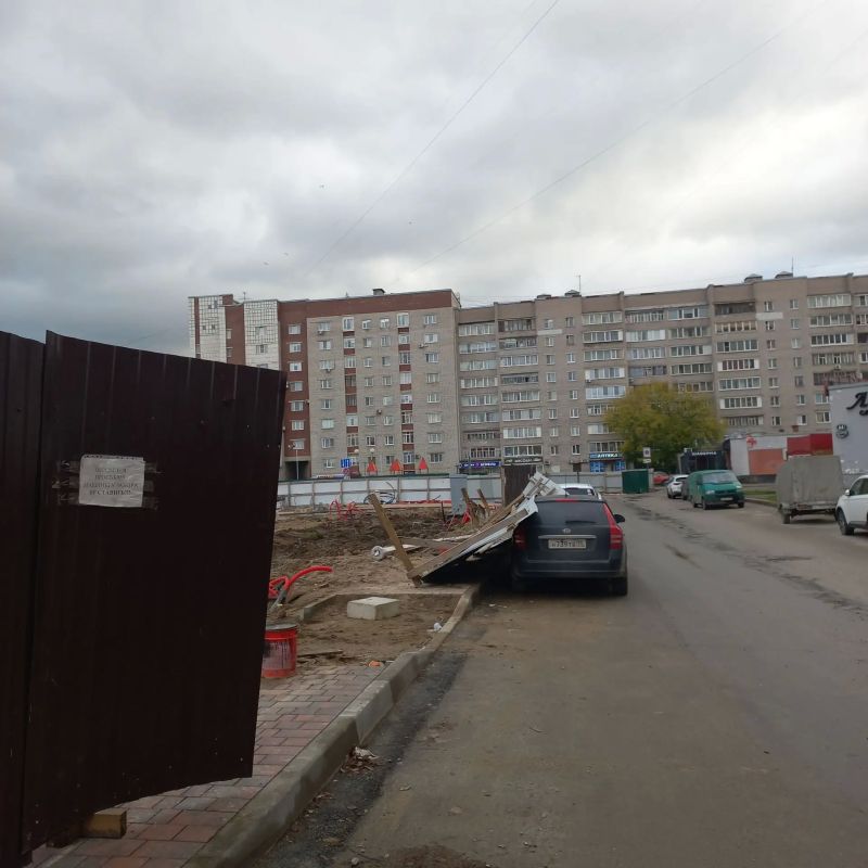 Забор на площади Химиков не выдержал напора ветра и прилег отдохнуть на припаркованные автомобили Забор на площади Химиков не выдержал напора ветра и прилег отдохнуть на припаркованные автомобили
