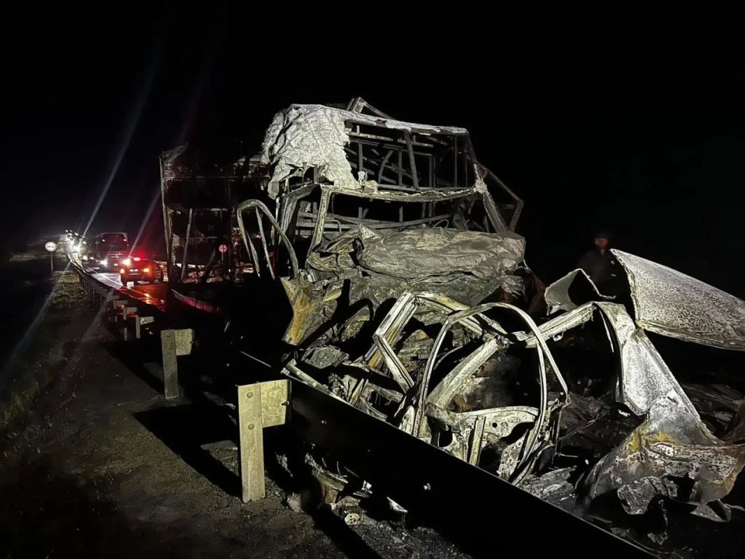 Автомобилист выехал на встречку и врезался в грузовик в Вологодской области — два человека погибли Автомобилист выехал на встречку и врезался в грузовик в Вологодской области — два человека погибли