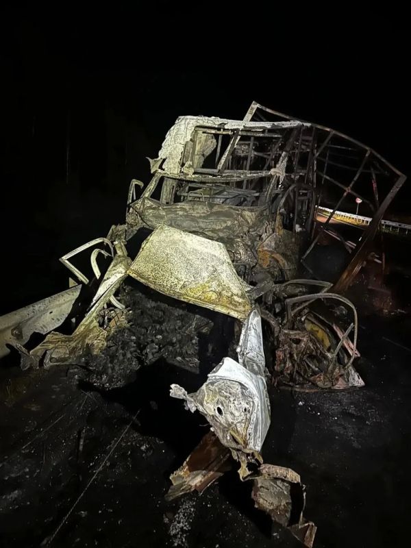 Автомобилист выехал на встречку и врезался в грузовик в Вологодской области — два человека погибли Автомобилист выехал на встречку и врезался в грузовик в Вологодской области — два человека погибли