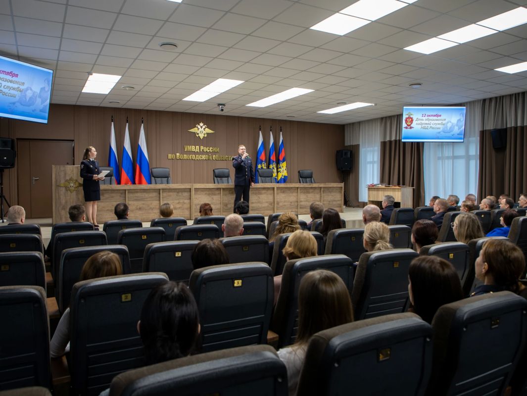 Врио начальника УМВД России по Вологодской области Денис Озорнин поздравил сотрудников кадровых подразделений с днем службы Врио начальника УМВД России по Вологодской области Денис Озорнин поздравил сотрудников кадровых подразделений с днем службы