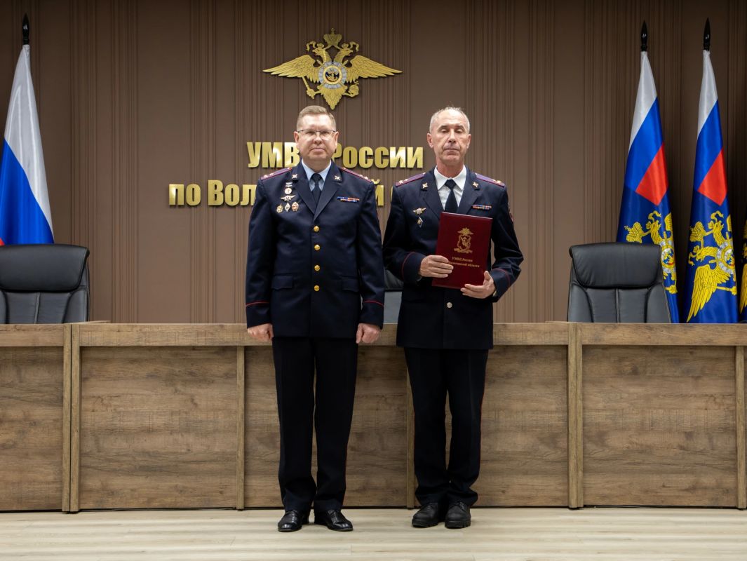 Врио начальника УМВД России по Вологодской области Денис Озорнин поздравил сотрудников кадровых подразделений с днем службы Врио начальника УМВД России по Вологодской области Денис Озорнин поздравил сотрудников кадровых подразделений с днем службы