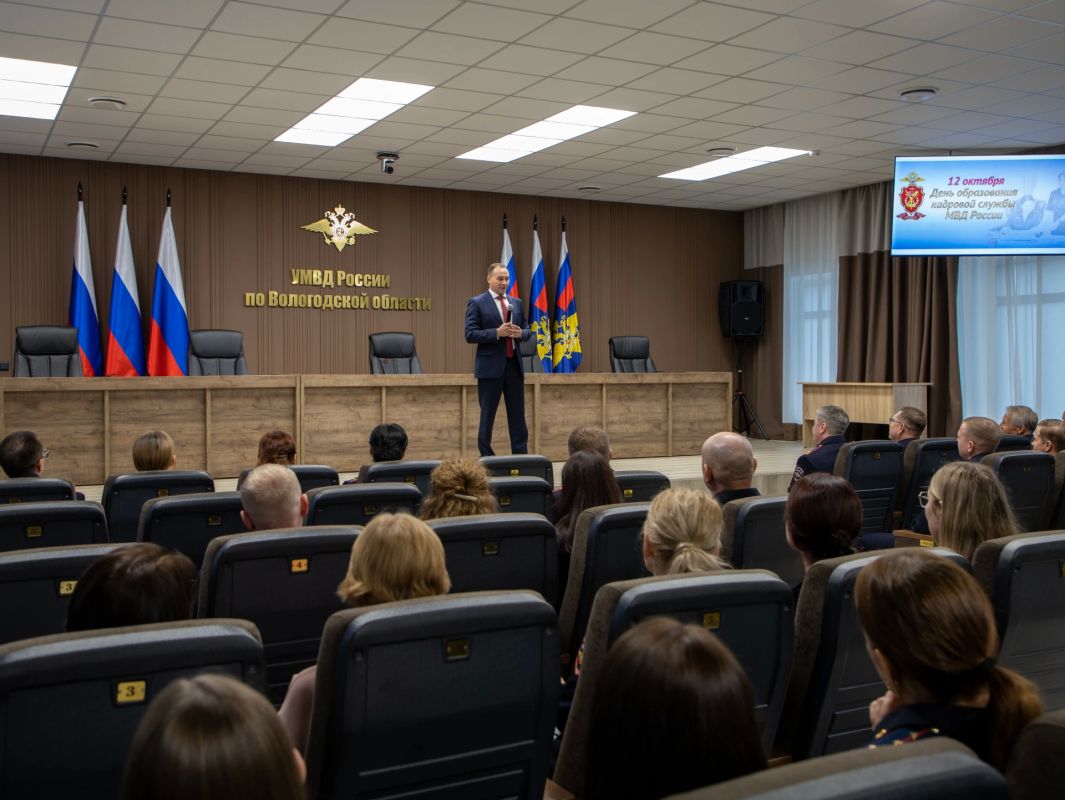 Врио начальника УМВД России по Вологодской области Денис Озорнин поздравил сотрудников кадровых подразделений с днем службы Врио начальника УМВД России по Вологодской области Денис Озорнин поздравил сотрудников кадровых подразделений с днем службы