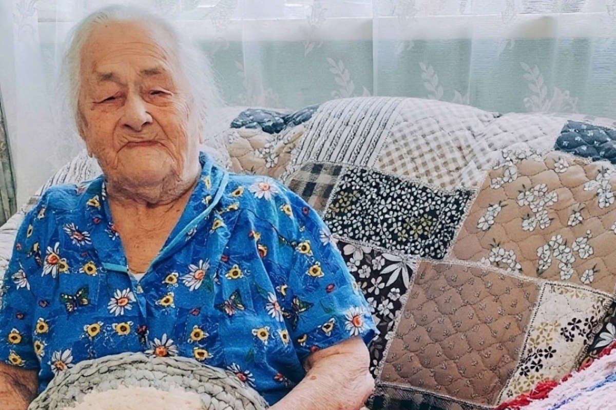 99-летняя вологжанка связала больше десятка ковриков для бойцов СВО