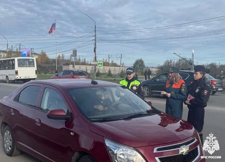 В Соколе сотрудники МЧС России вели разъяснительную работу с водителями В Соколе сотрудники МЧС России вели разъяснительную работу с водителями