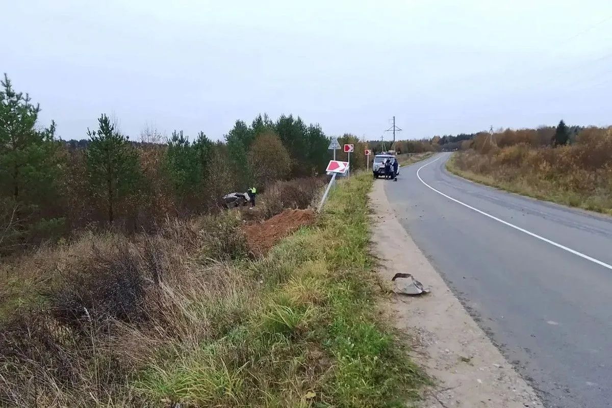 Под Тотьмой погиб водитель слетевшей в кювет «Лады» Под Тотьмой погиб водитель слетевшей в кювет «Лады»