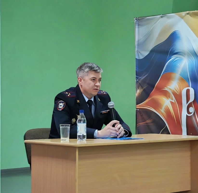 В Великоустюгском многопрофильном колледже студенты, обучающиеся по специальности «Правоохранительная деятельность», встретились с заместителем начальника УМВД России по Вологодской области, полковником полиции Алексеем... В Великоустюгском многопрофильном колледже студенты, обучающиеся по специальности «Правоохранительная деятельность», встретились с заместителем начальника УМВД России по Вологодской области, полковником полиции Алексеем...