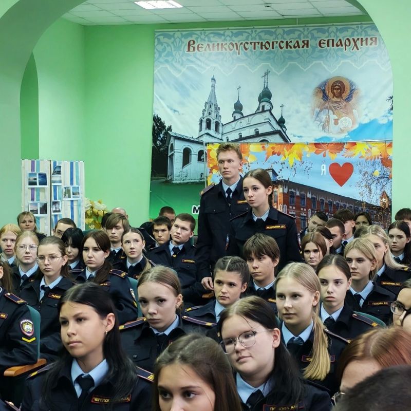 В Великоустюгском многопрофильном колледже студенты, обучающиеся по специальности «Правоохранительная деятельность», встретились с заместителем начальника УМВД России по Вологодской области, полковником полиции Алексеем... В Великоустюгском многопрофильном колледже студенты, обучающиеся по специальности «Правоохранительная деятельность», встретились с заместителем начальника УМВД России по Вологодской области, полковником полиции Алексеем...