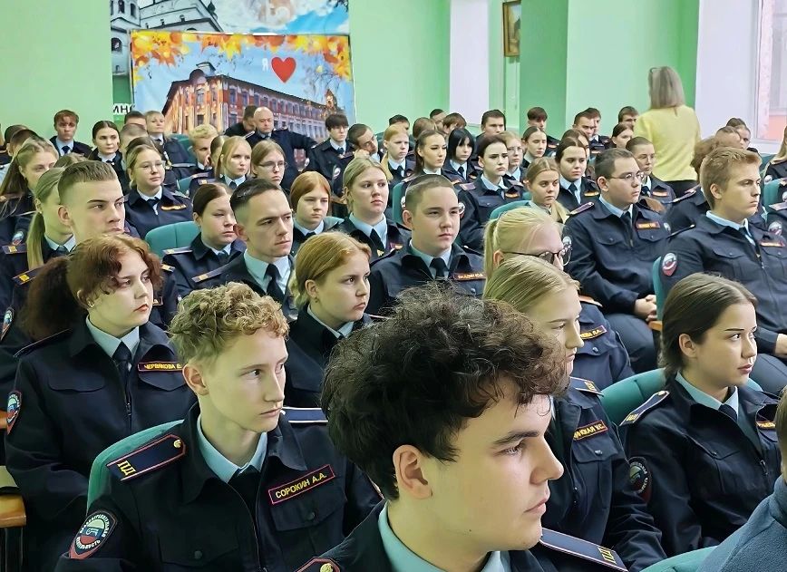 В Великоустюгском многопрофильном колледже студенты, обучающиеся по специальности «Правоохранительная деятельность», встретились с заместителем начальника УМВД России по Вологодской области, полковником полиции Алексеем... В Великоустюгском многопрофильном колледже студенты, обучающиеся по специальности «Правоохранительная деятельность», встретились с заместителем начальника УМВД России по Вологодской области, полковником полиции Алексеем...