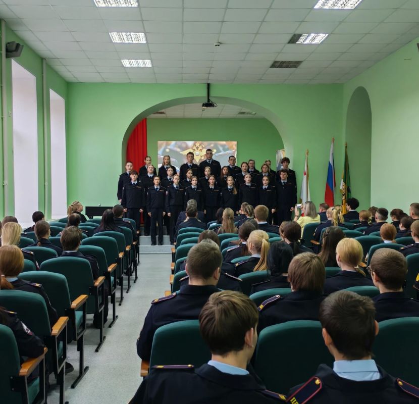 В Великоустюгском многопрофильном колледже студенты, обучающиеся по специальности «Правоохранительная деятельность», встретились с заместителем начальника УМВД России по Вологодской области, полковником полиции Алексеем... В Великоустюгском многопрофильном колледже студенты, обучающиеся по специальности «Правоохранительная деятельность», встретились с заместителем начальника УМВД России по Вологодской области, полковником полиции Алексеем...