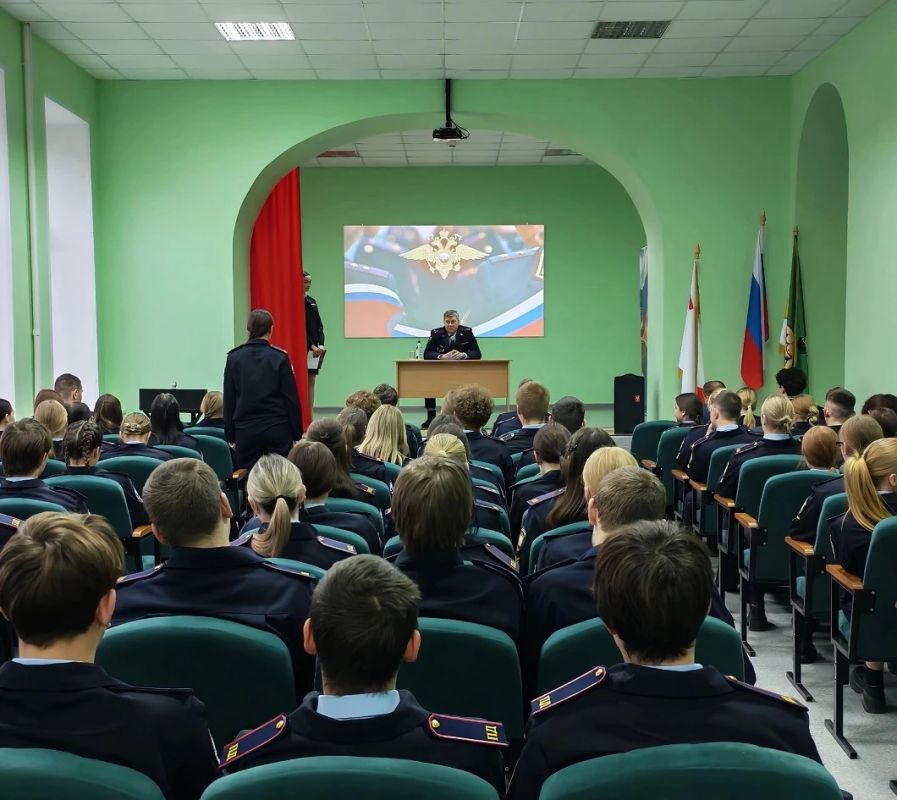 В Великоустюгском многопрофильном колледже студенты, обучающиеся по специальности «Правоохранительная деятельность», встретились с заместителем начальника УМВД России по Вологодской области, полковником полиции Алексеем... В Великоустюгском многопрофильном колледже студенты, обучающиеся по специальности «Правоохранительная деятельность», встретились с заместителем начальника УМВД России по Вологодской области, полковником полиции Алексеем...