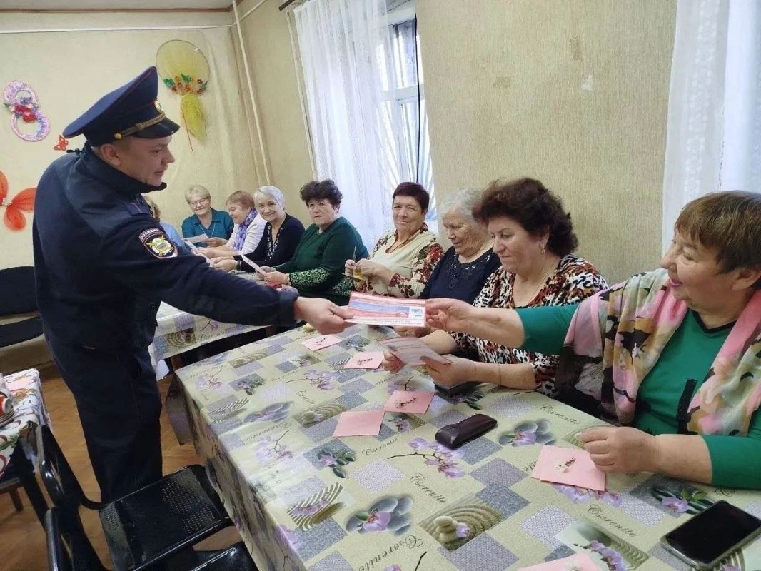 В Сокольском округе полицейские продолжают активную работу по профилактике мошенничества В Сокольском округе полицейские продолжают активную работу по профилактике мошенничества
