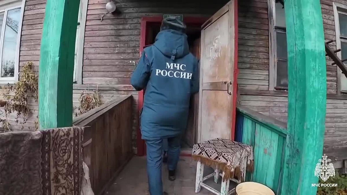 Сотрудники МЧС России напоминают жителям региона о безопасности при использовании печного отопления