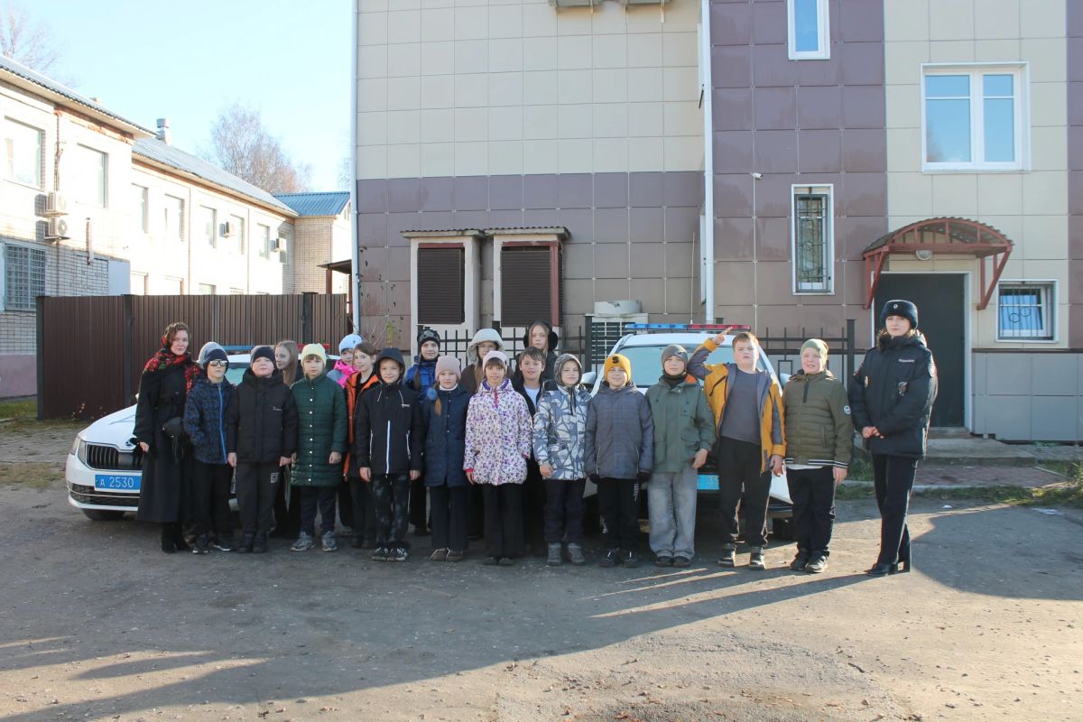 В Бабаево полицейские провели для школьников познавательную экскурсию В Бабаево полицейские провели для школьников познавательную экскурсию